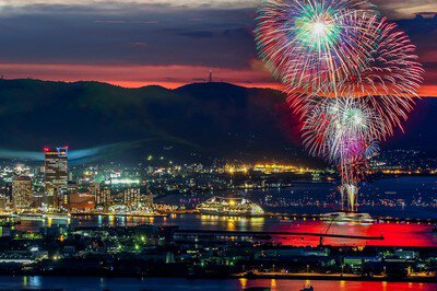 第59回 さぬき高松まつり花火大会 夕焼けに浮かぶ色鮮やかな花火