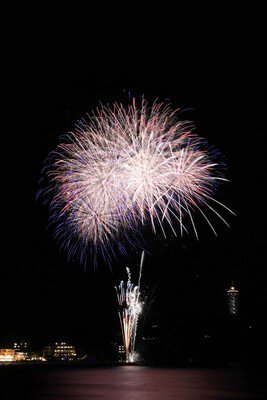 マイアミビーチショー"夏"花火 湘南の夜空に5分間の花火が打ち上げられる