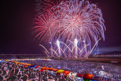 第22回 しまんと市民祭 納涼花火大会 30分間に約6000発もの花火が音楽に合わせて、息つく間もなく豪快に打ち上がる