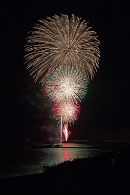 第25回 八丈島納涼花火大会 毎年恒例の記念花火も好評だ