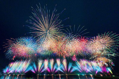土肥サマーフェスティバル海上花火 ナイアガラの迫力は見るものを圧倒する