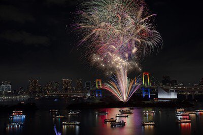 お台場レインボー花火2025 カラフルな花火に思わず心が躍る 撮影：TGM