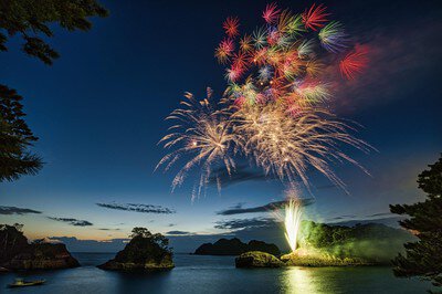 堂ヶ島夕映えの花火 打ち上げ花火が日本一の夕陽を彩る