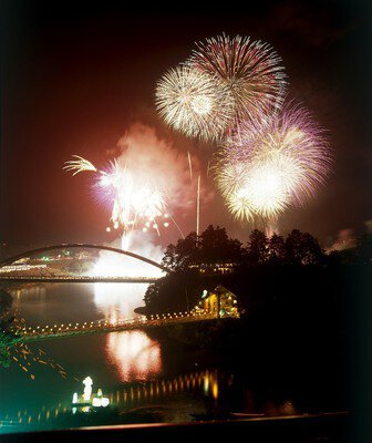 第89回 霊まつり 流灯花火大会 水中花火やナイアガラ、10号玉など華やかな花火が夜空で花開く