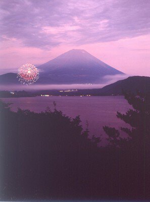 本栖湖神湖祭 富士山を望む本栖湖畔は3方向を山々に囲まれ、打ちあがる花火の轟音が心地よく響く