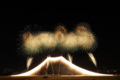 第51回 江戸川区花火大会 趣向をこらした花火と音楽のコラボが楽しい