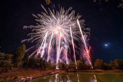 滋賀農業公園ブルーメの丘 ミュージック花火大会2026 複数の小花が一斉に開く鮮やかな花火