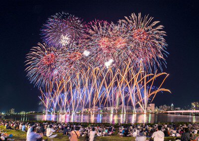 新潟まつり花火大会 新潟まつりの特徴である「まちなか花火」を楽しめる