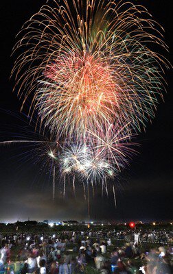 第73回 北日本新聞納涼花火(高岡会場) 夜空を染める色とりどりの大輪の華