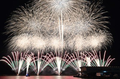若狭マリンピア2026 たくさんの花火が夜空と小浜湾を美しく照らし出す