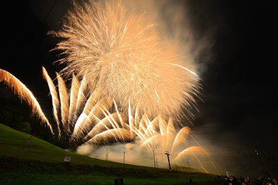 第17回 ばんけい夏まつり 大花火大会 夜空を埋め尽くす黄金の大輪が圧巻