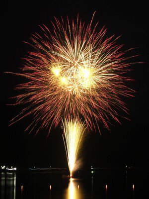 西湖竜宮祭花火大会 絢爛たる光のショーが繰り広げられる様子は必見だ