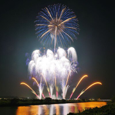 2026 いなしき夏まつり花火大会 色とりどりの花火が連続で打ち上げられる