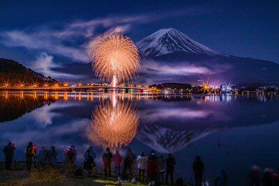 2026河口湖冬花火 澄んだ湖面に映る迫力の花火と雪化粧の富士山