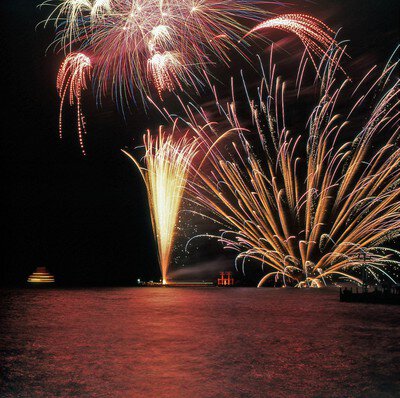 芦ノ湖夏まつりウィーク  湖水祭花火大会 夏まつりウィークの始まりの夜を華やかに演出する