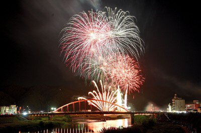 みよし市民花火まつり 2025 幕ごとに違った色合いを見せる花火は写真映えする