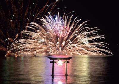 不知火・海の火まつり 幻想的な花火が夜空と海面を彩る