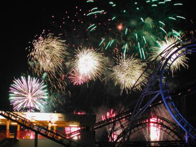 FIREWORKS illusion(ファイヤーワークスイリュージョン)いわみざわ公園花火大会 2026 遊園地の空に色とりどりの花火が咲き誇る