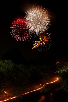足助夏まつり 花火は3～4号玉が中心で、連発が多いのが特徴