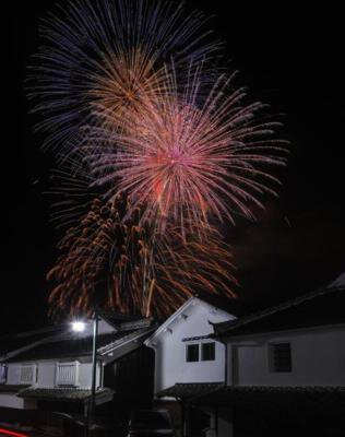 第53回 塩田夏まつり 色鮮やかに咲き誇る花火を堪能できる