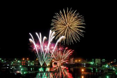 壱岐の島夜空の祭典 間近で見る花火は迫力満点だ