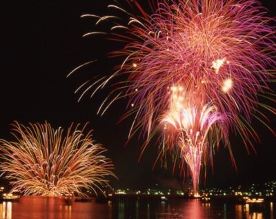 光花火大会「#虹はなび」 カラフルな水中花火が辺りを照らす