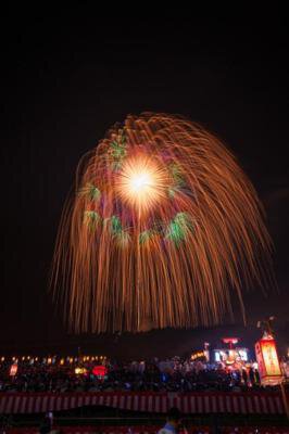 片貝まつり(浅原神社 秋季例大祭奉納大煙火) 四尺玉の打ち上げは両日とも22:00～。ダイナミックな破裂音が楽しめる