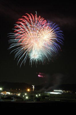 第32回 まほろば夏まつり「まほろば夢花火」 巨大な花火が次々と打ち上げられる