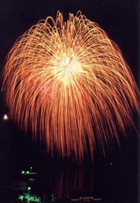 小木港祭り・花火大会 オレンジ色の光が夜空いっぱいに広がる迫力の大輪