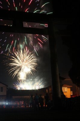 つの町民花火大会 見る場所によって違った姿を見せる花火を堪能できる