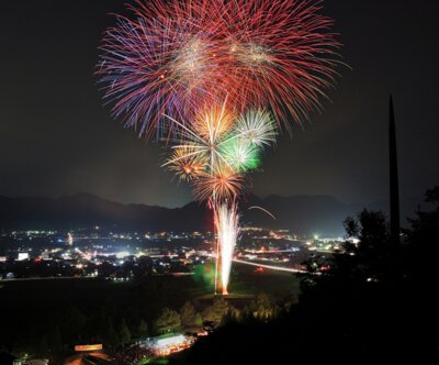 第5回 日本のへそ西脇夏まつり 色彩豊かな花火が空を彩る