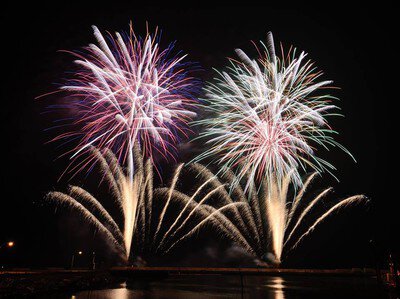 夜空に咲く華やかな大輪の花火