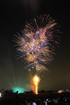 大輪の花火が空を鮮やかに染める(イメージ)