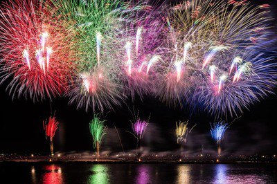 色とりどりの花火が夜空を彩る