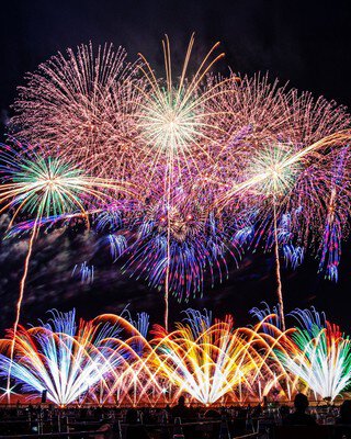 色鮮やかな花火と音楽がシンクロする華麗な演出
