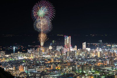 高松の夜景に華やかに咲く大輪の花火