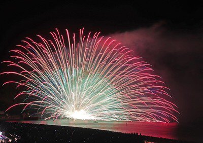 扇状に広がるダイナミックな一斉打上