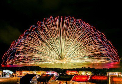 屋台の灯りと花火が彩る夏の夜