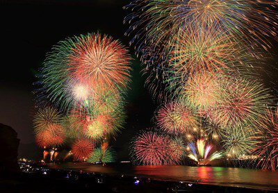 海面を染める大輪の花火が連続する