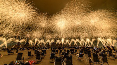 観覧席から見上げる黄金色の花火に包まれる瞬間
