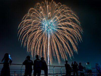 夜空に咲く大玉花火を間近で楽しむ来場者