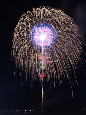 夜空いっぱいに広がる迫力の大玉花火