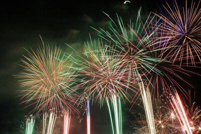 夜空に咲くカラフルな打ち上げ花火