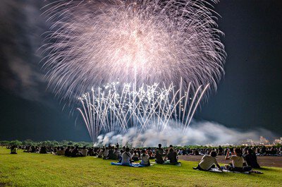 芝生の上から間近に楽しむ花火観覧