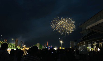 夜空に大輪を描く迫力満点の打ち上げ花火