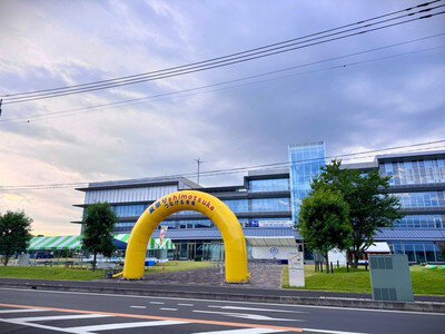 黄色いアーチが目印の市役所前広場会場