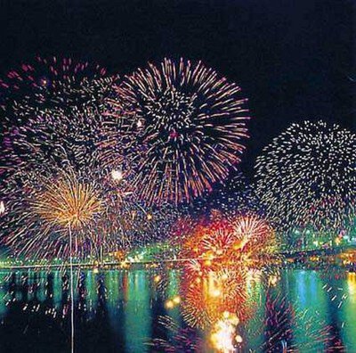 色とりどりの大輪が海面を照らす