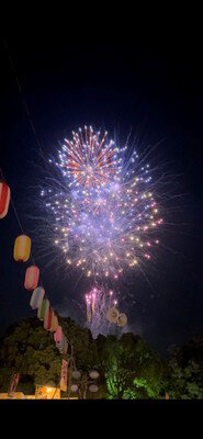 提灯と花火が彩る夏の夜