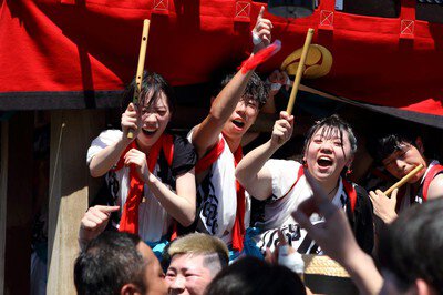 祭りを支える若者たちの熱気あふれる姿
