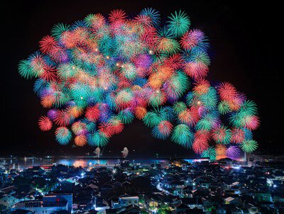 色彩豊かな花火と夜空の競演が魅力